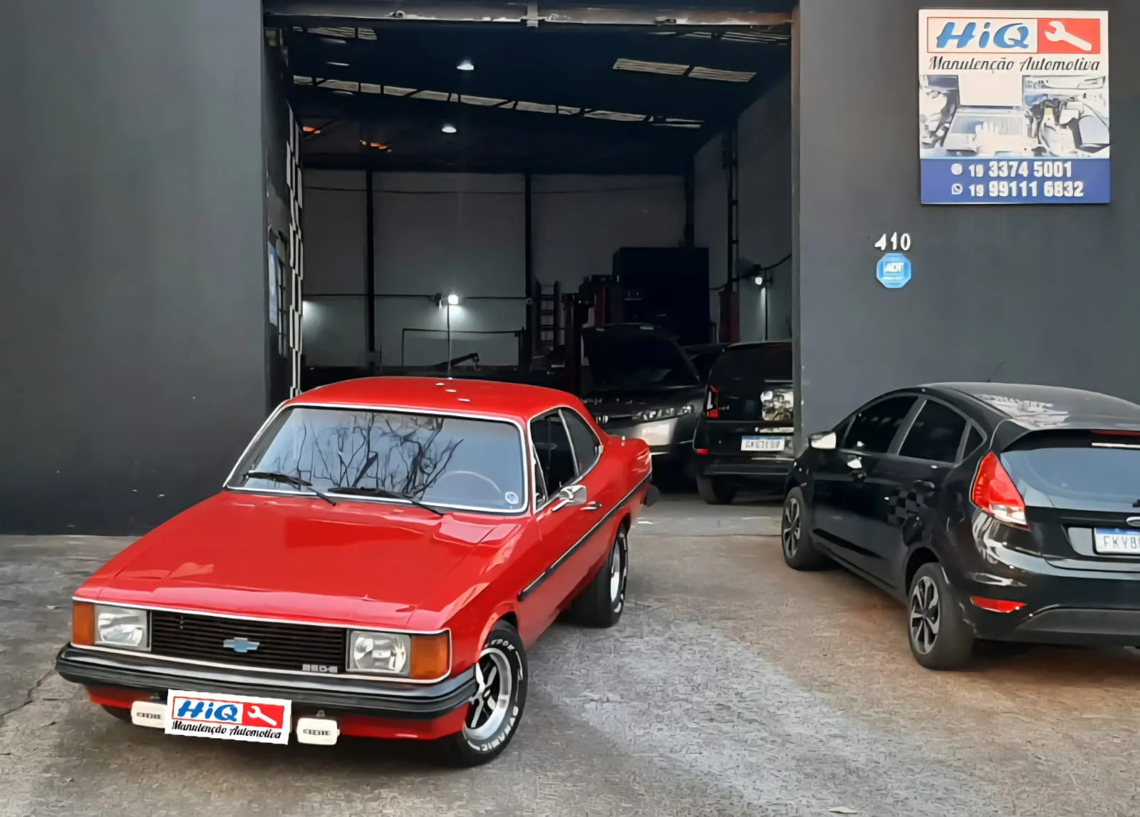 Fachada da HiQ Manutenção Automotiva em Piracicaba com carro vermelho em frente à oficina